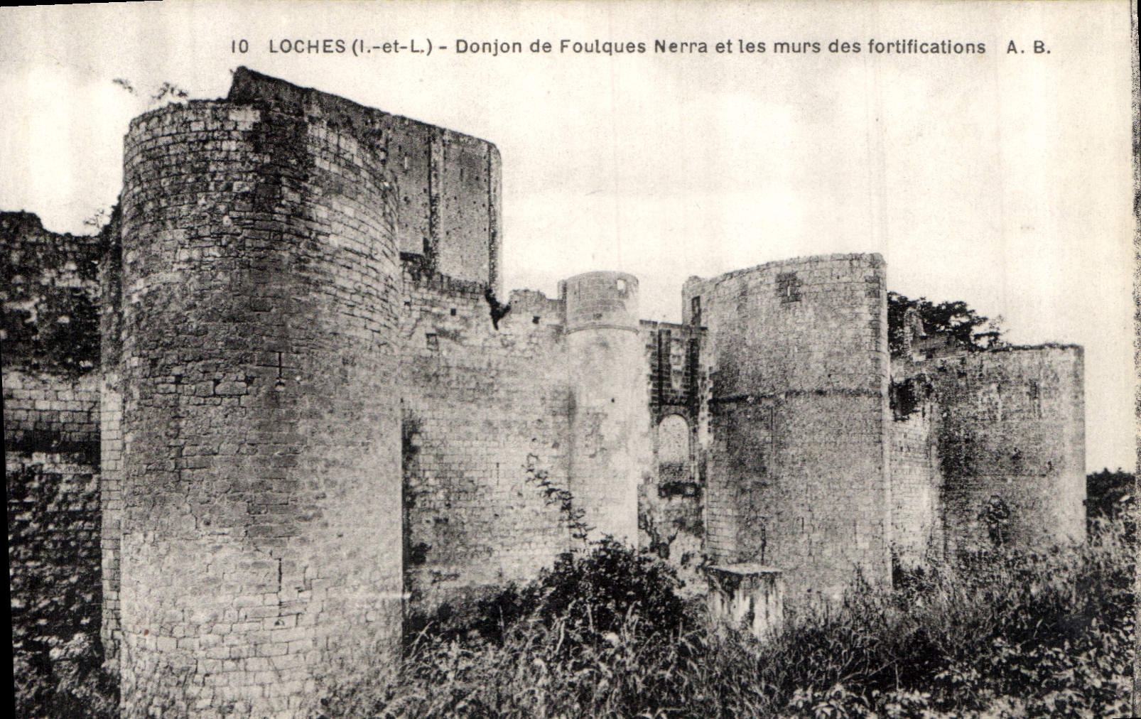CPA Loches Donjon de Foulques Nerra et les murs des fortifications