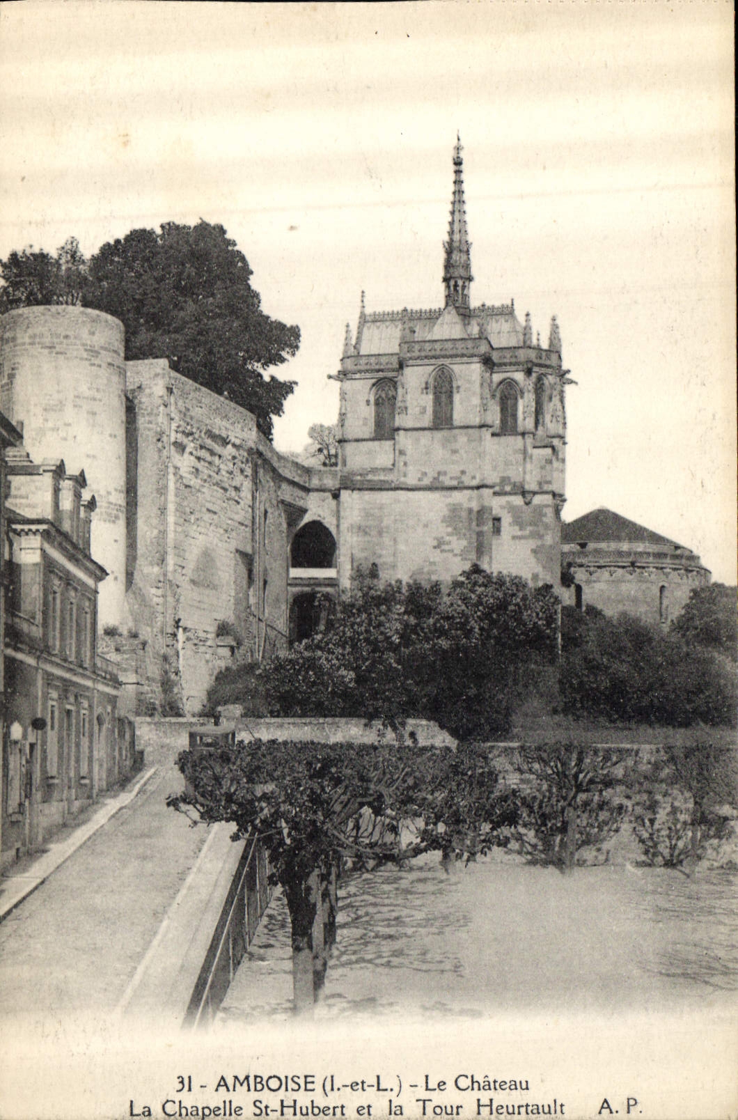 CPA Amboise Le Chateau La Chapelle St Hubert et la Tour Heurtault