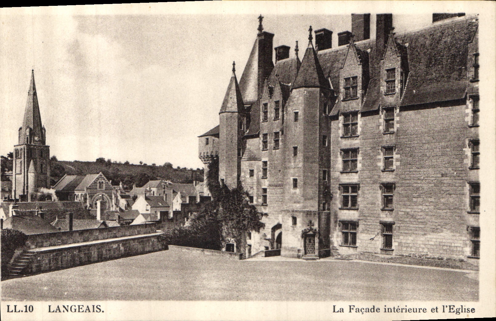 CPA Langeais La Facade inteieure et l'Eglise 