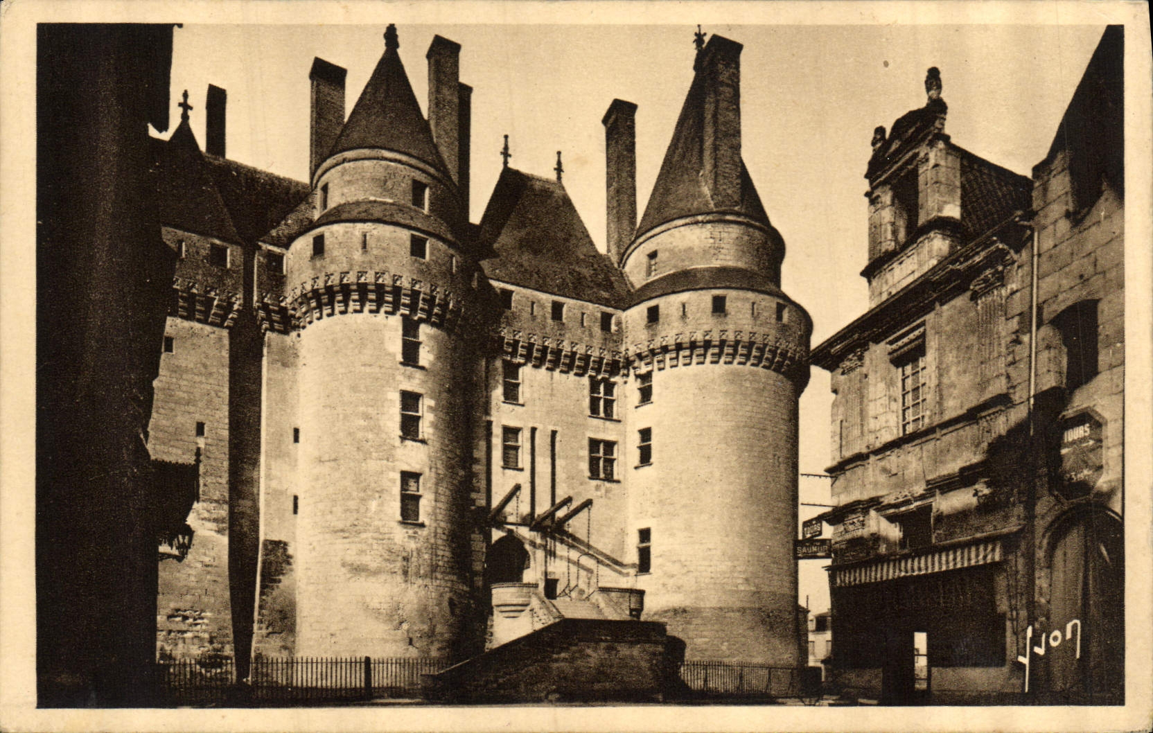 CPA Langeais Indre et Loire L'entree du Chateau 
