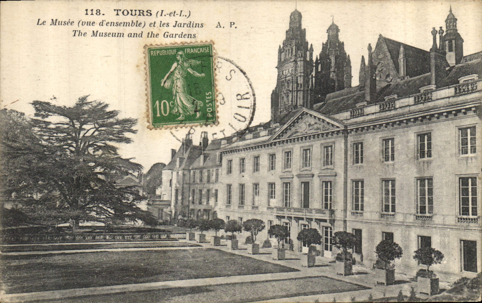 CPA Tours Le Musee vue d'ensemble et les Jardins
