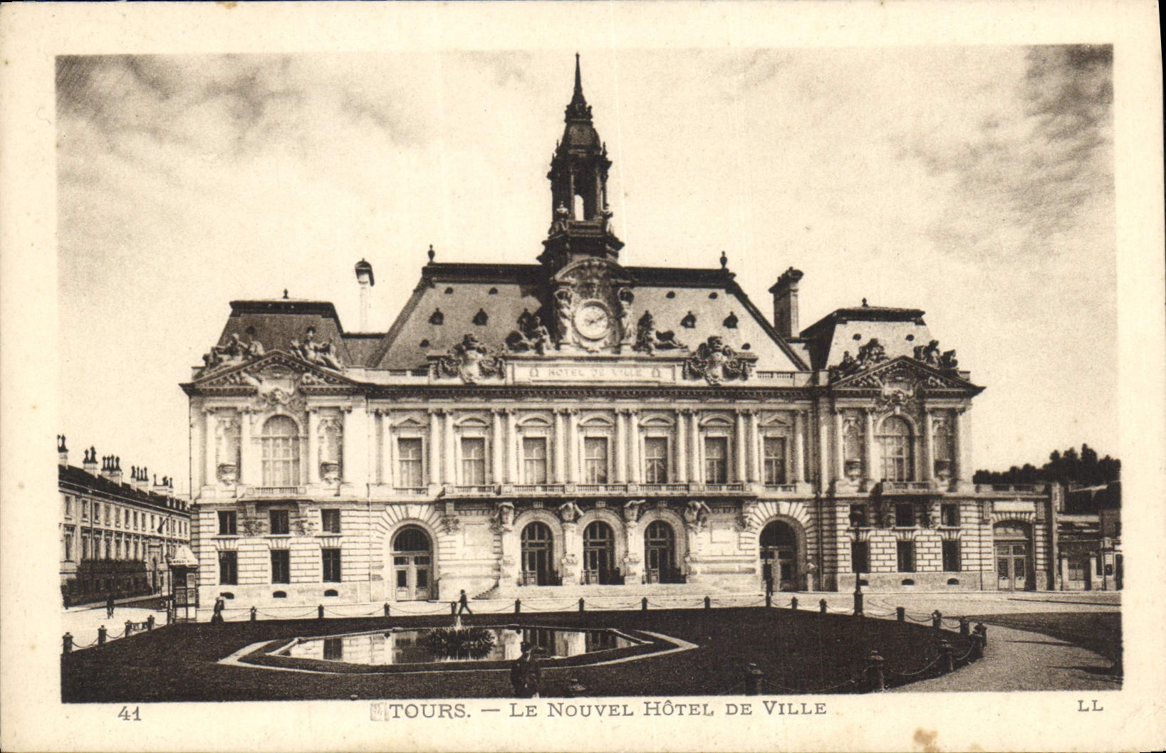 CPA Tours Le Nouvel Hotel de Ville 