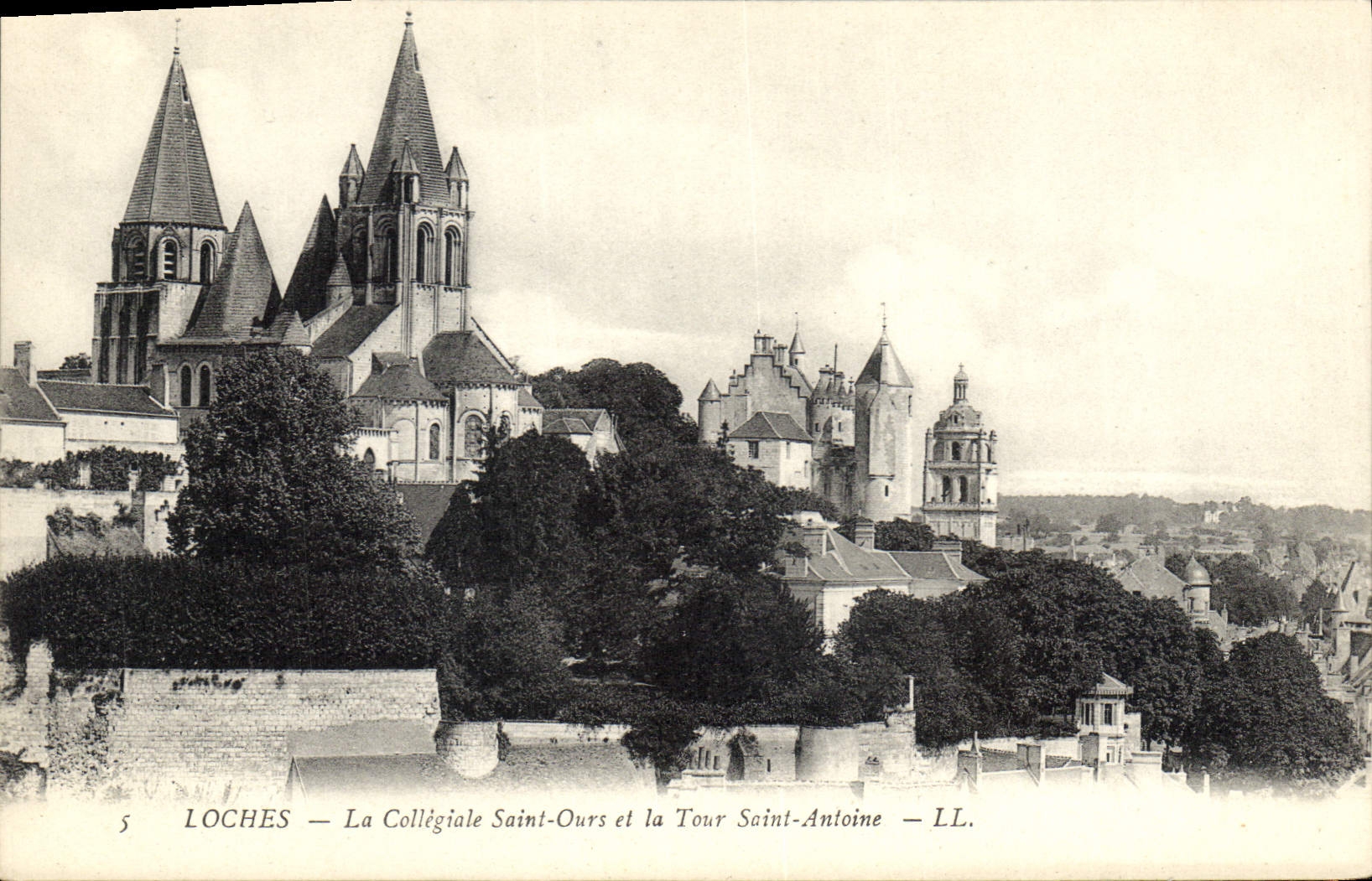 CPA Loches La Collegiale Saint Ours et la Tour Saint Antoine