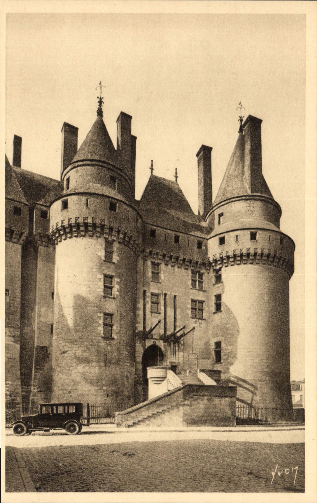 CPA Langeais Indre et Loire Entree du Chateau 