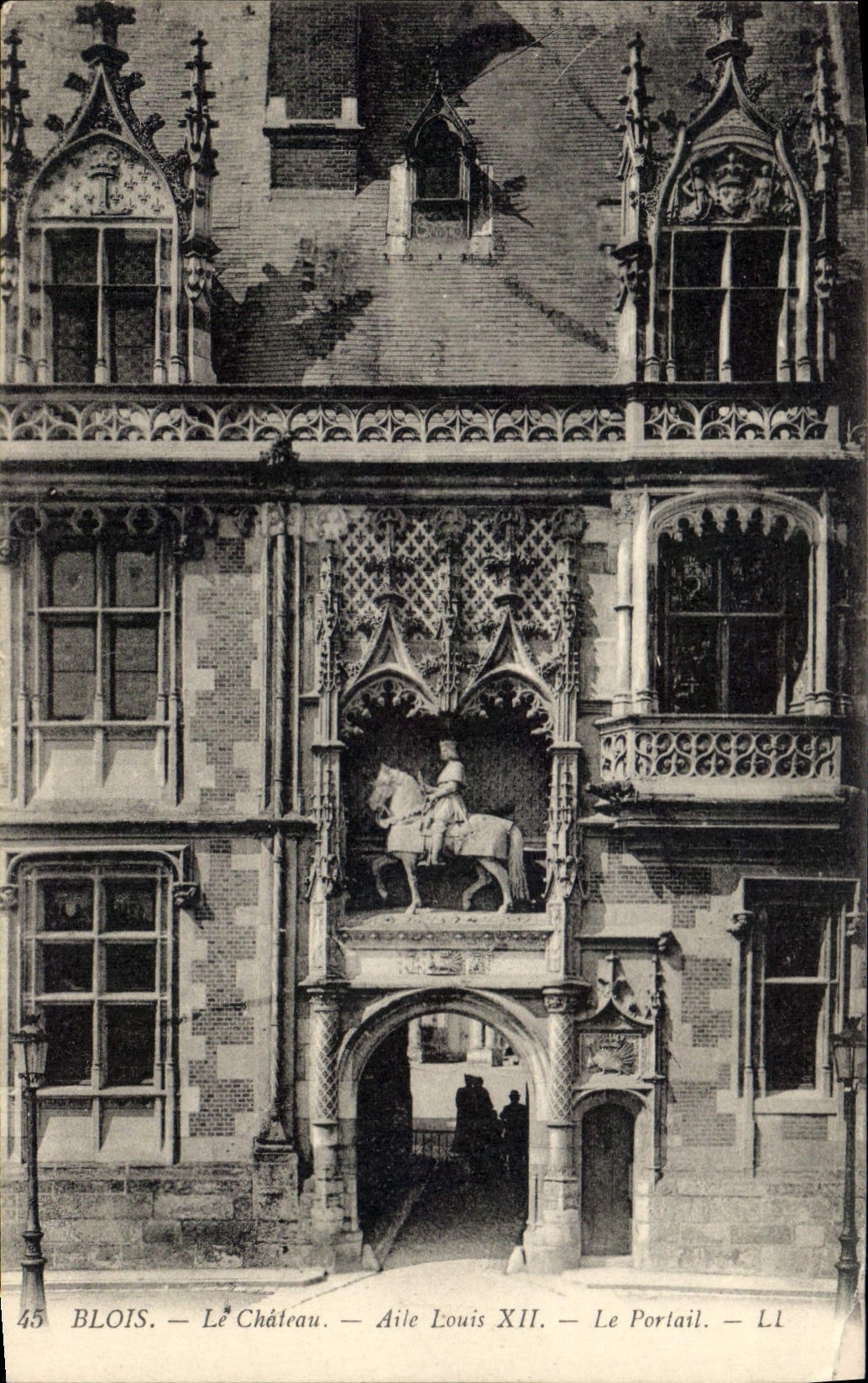 CPA Blois Le Chateau Aile Louis XII Le Portail 