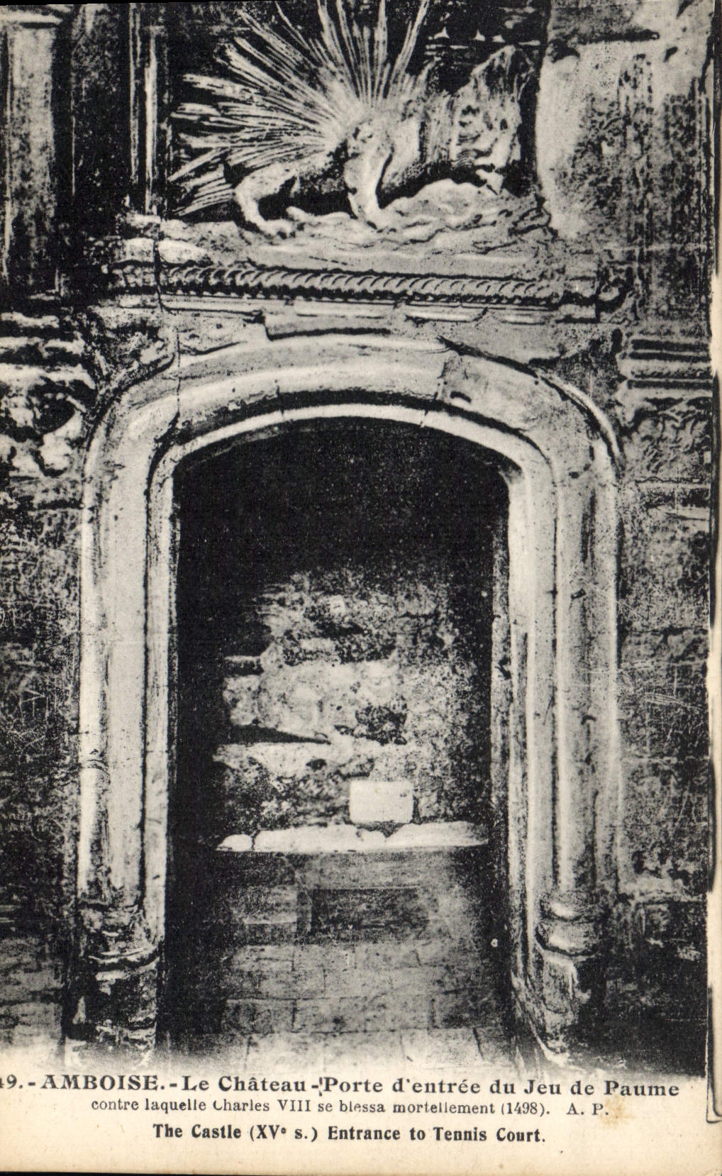 CPA Amboise Le Chateau Porte d'entree du Jeu de Paume
