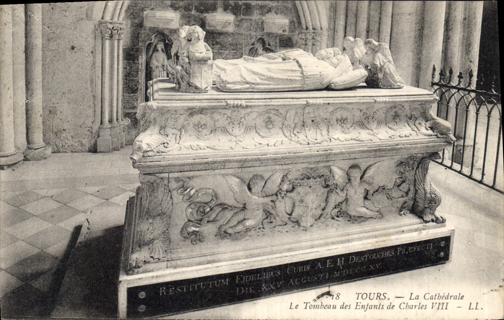 CPA Tours La Cathedrale Le Tombeau des Enfants de Charles VIII 