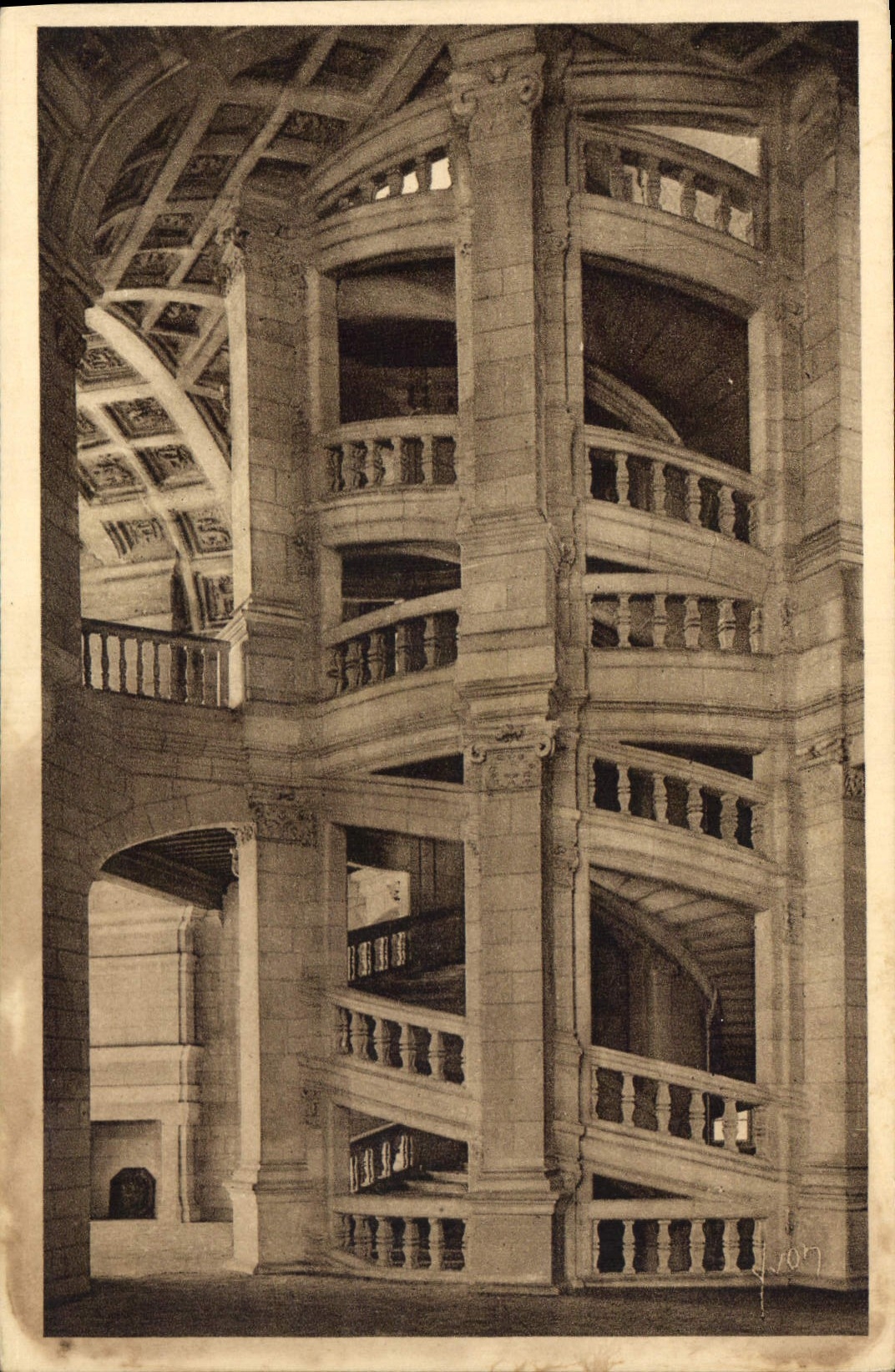 CPA Les Chateaux de la Loire Chambord Le grand escalier d'honneur 