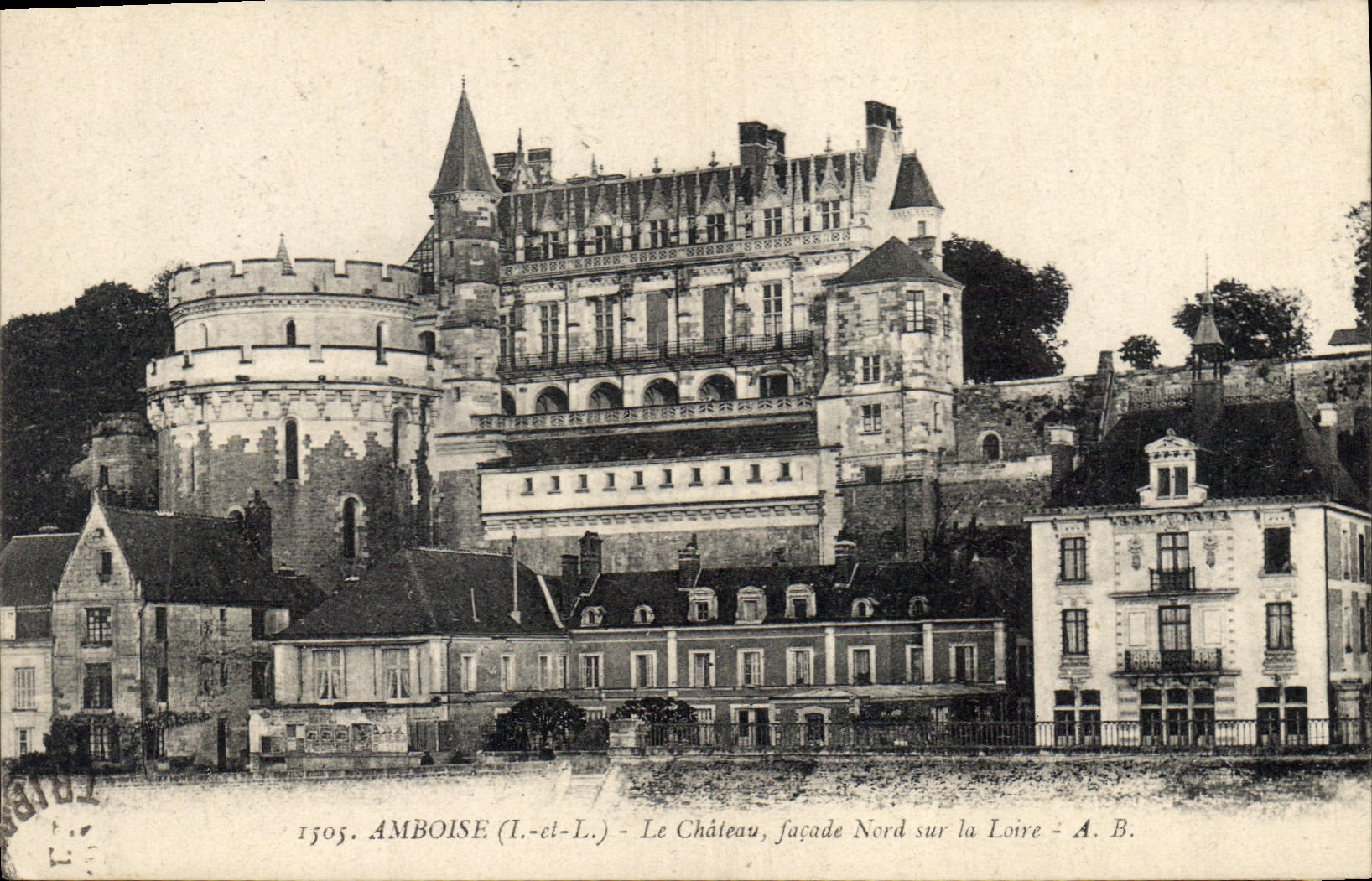 CPA Amboise Le Chateau facade Nord sur la Loire 