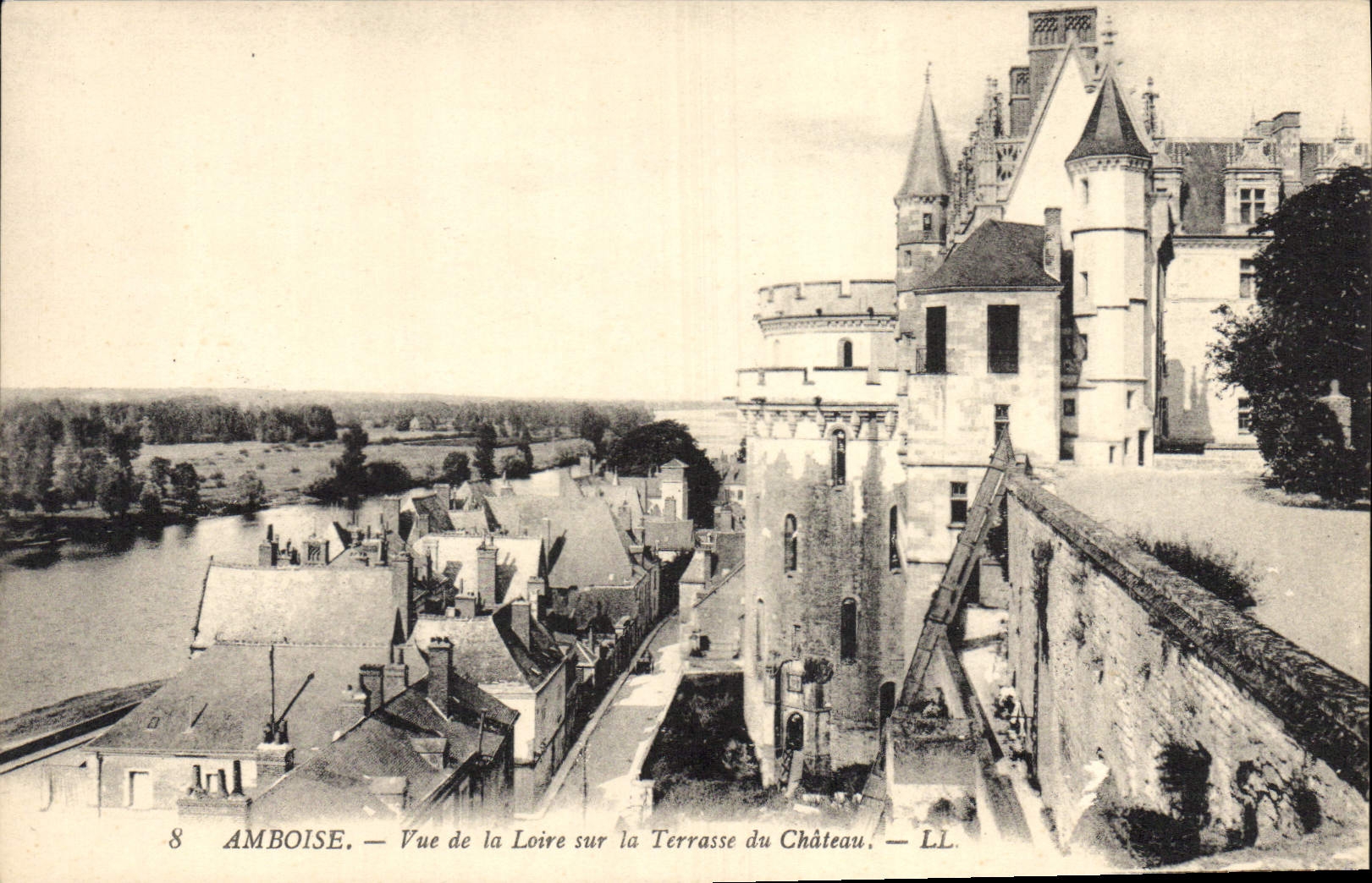 CPA Amboise Vue de la Loire sur la Terrasse du Chateau 