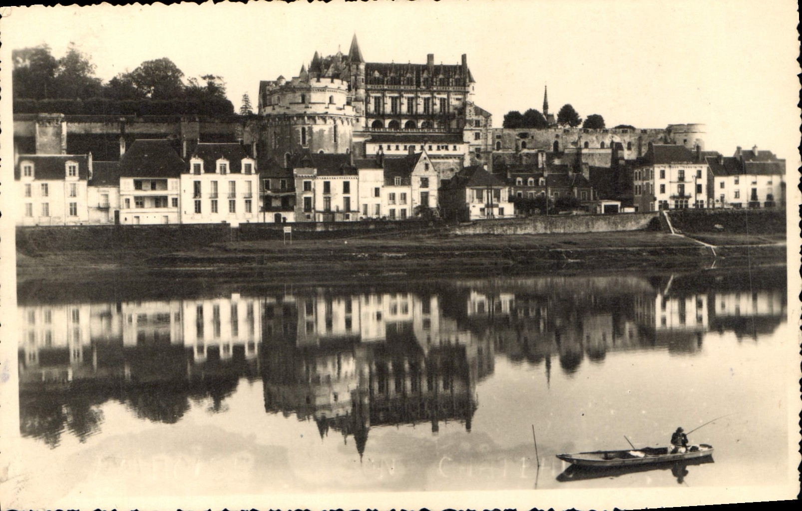 CPA Amboise Le Chateau se mirant dans la Loire