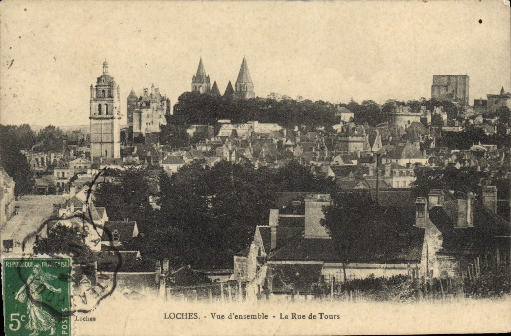 CPA Loches Vue d'ensemble La Rue de Tours