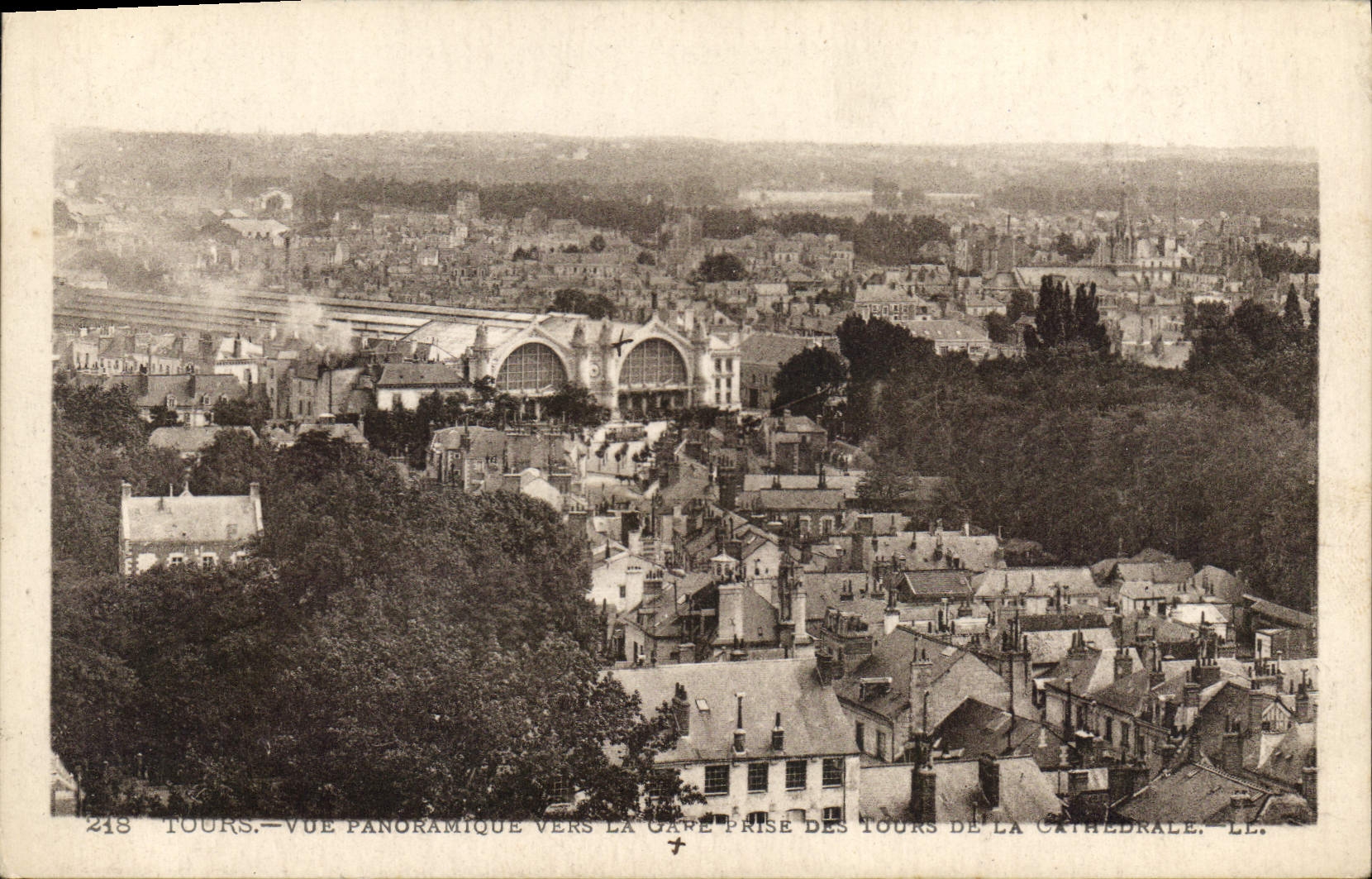 CPA Tours Vue panoramique vers la Gare prise des Tours de la Cathedrale 