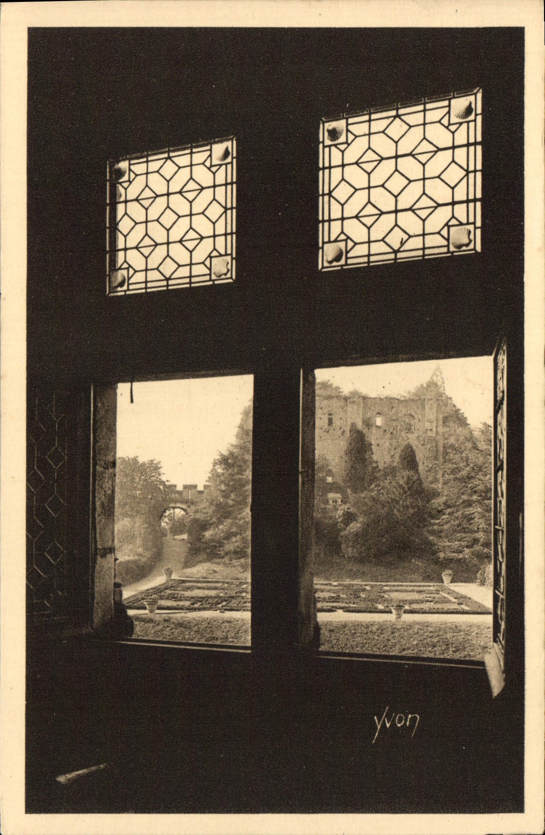 CPA Chateaux de la Loire Les Ruines du premier Chateau de Langeais vues a travers une fenetre du Cha