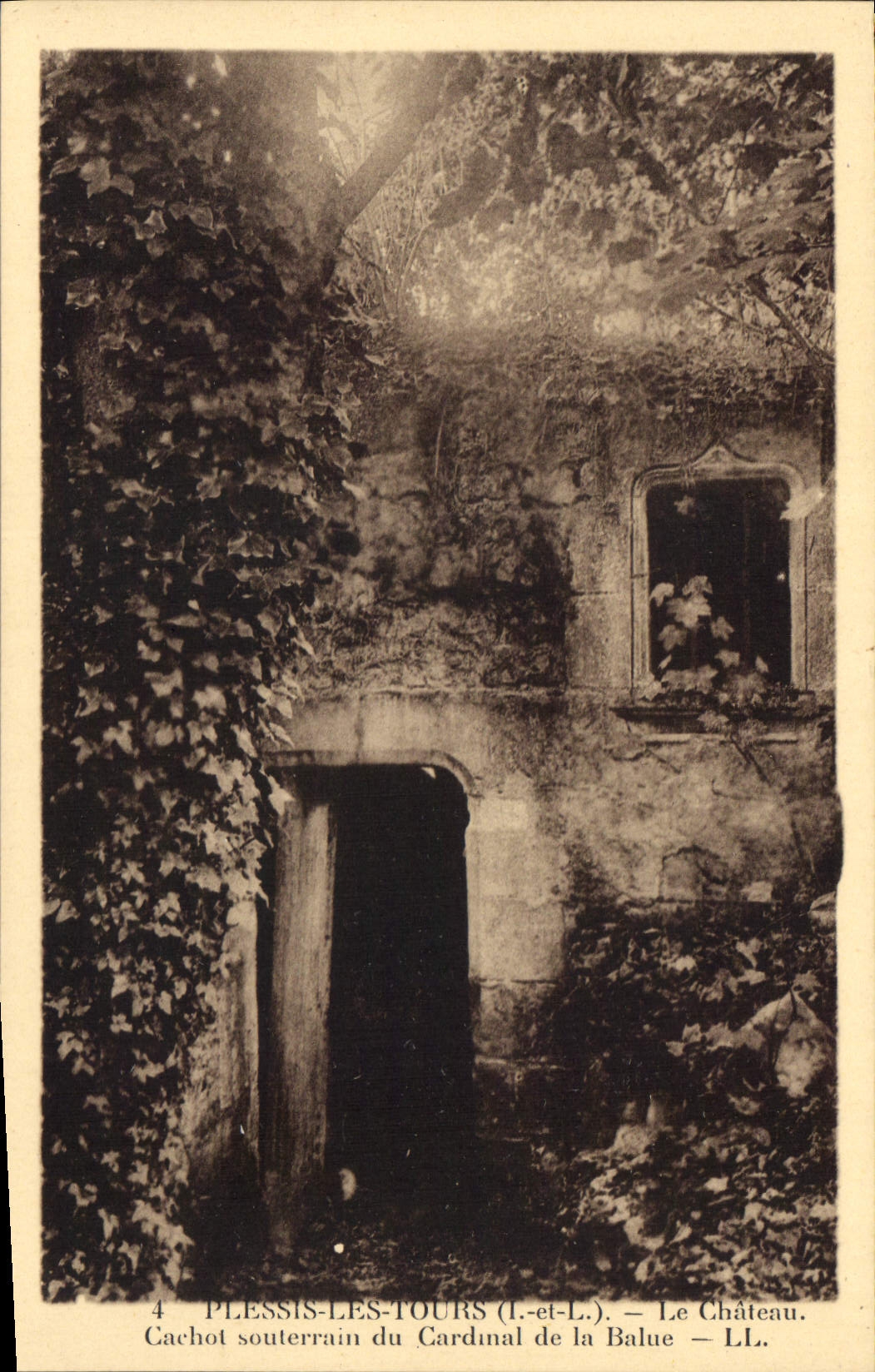 CPA Plessis les Tours Le Chateau Cachot souterrain du Cardinal de la Balue
