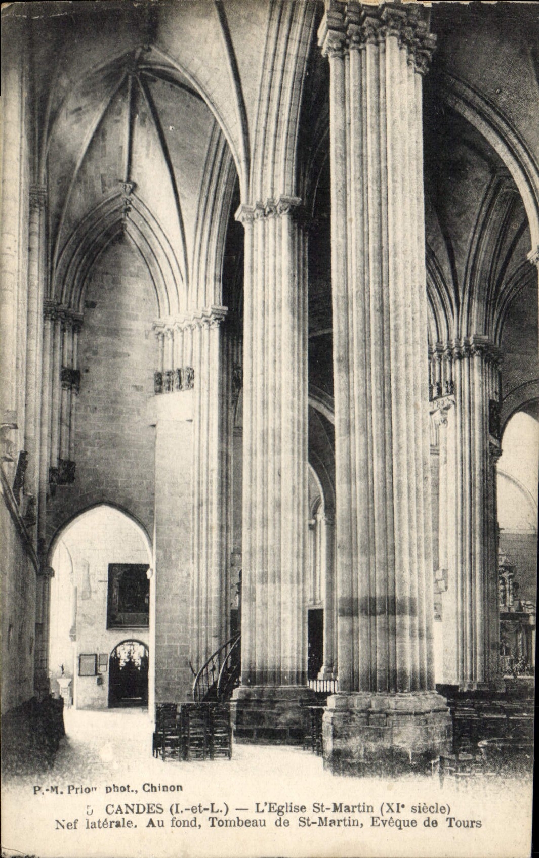 CPA Candes L'Eglise St Martin Nef laterale Au fond Tombeau de St Martin Eveque de Tours
