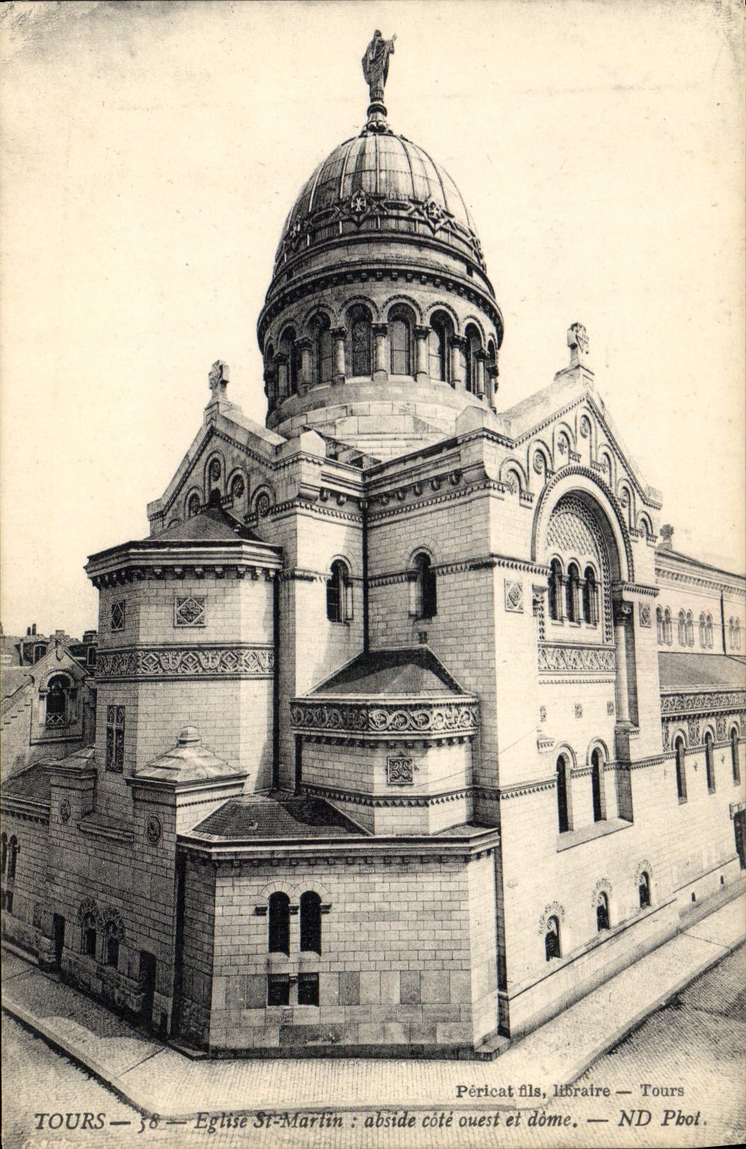 CPA Tours Eglise St Martin abside cote ouest et dome