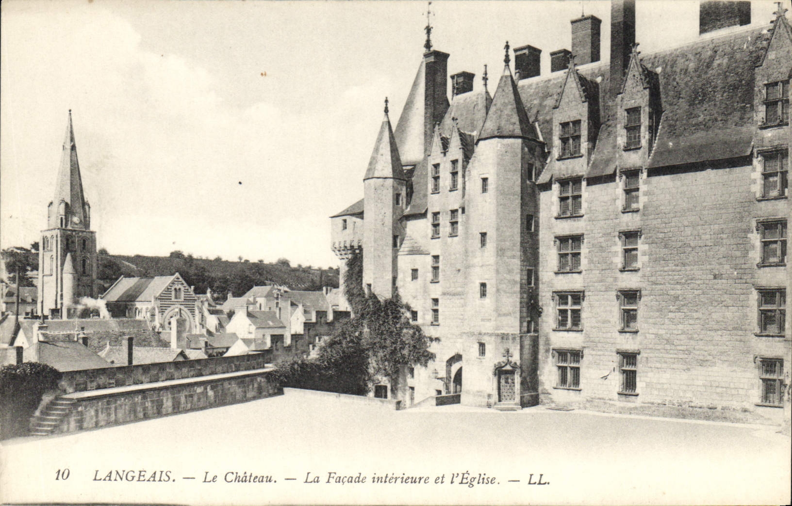 CPA Langeais Le Chateau La Facade interieure et l'Eglise 