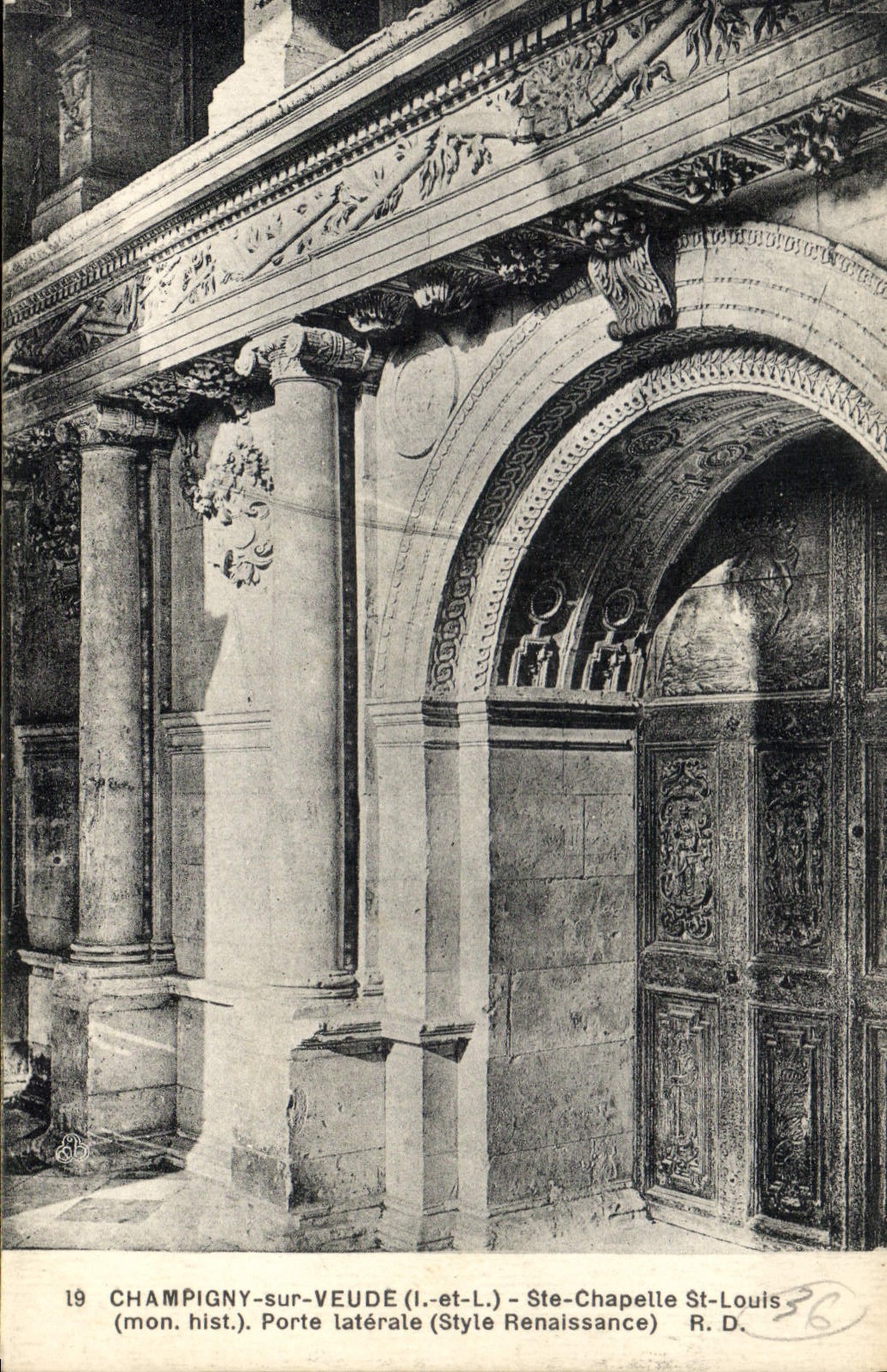 CPA Champigny sur Veude Ste Chapelle St Louis Porte laterale Style Renaissance 