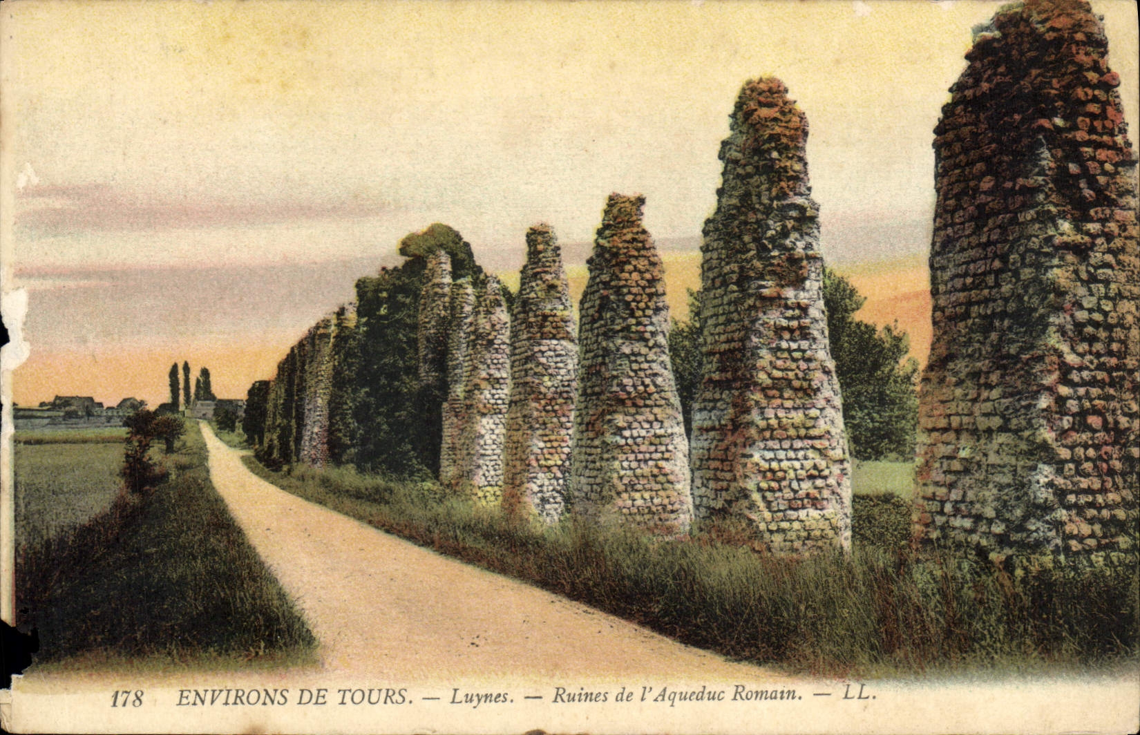 CPA Environs de Tours Luynes Ruines de l'Aqueduc Romain