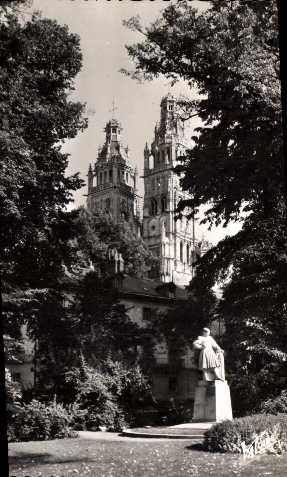 CPA Tours Indre et Loire Les fleches de la cathedrale vues de la place Francois Sicard 