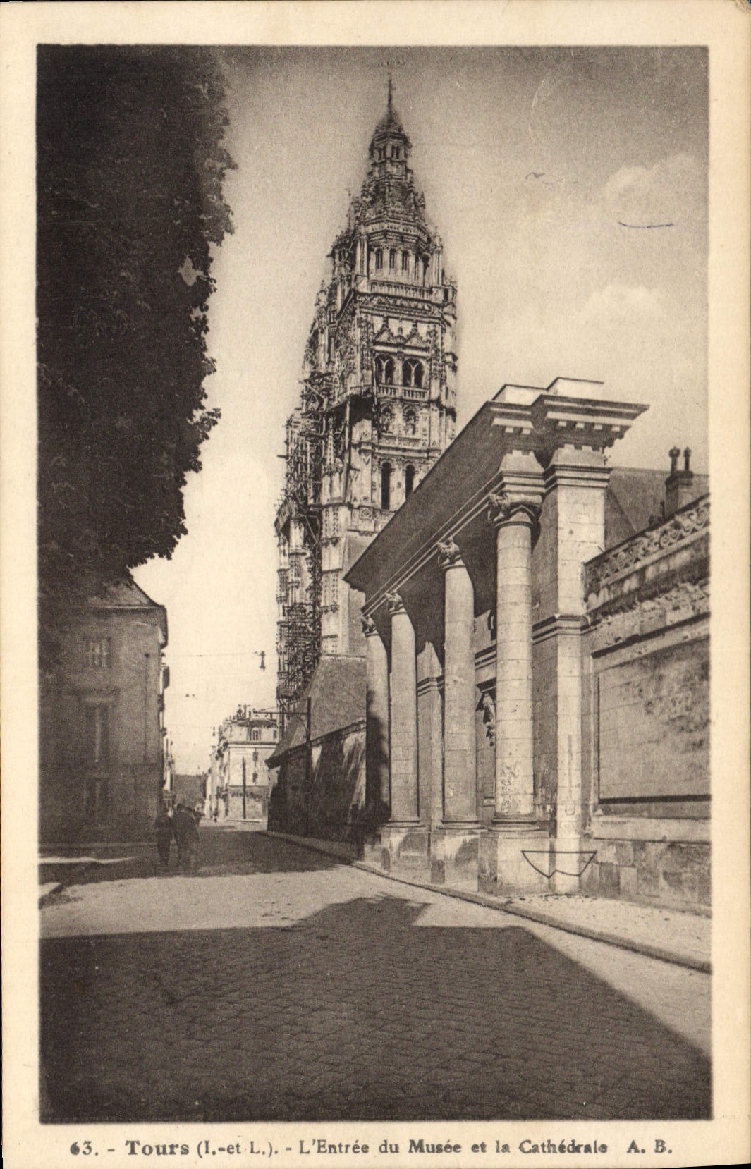 CPA Tours L'Entree du Musee et la Cathedrale 