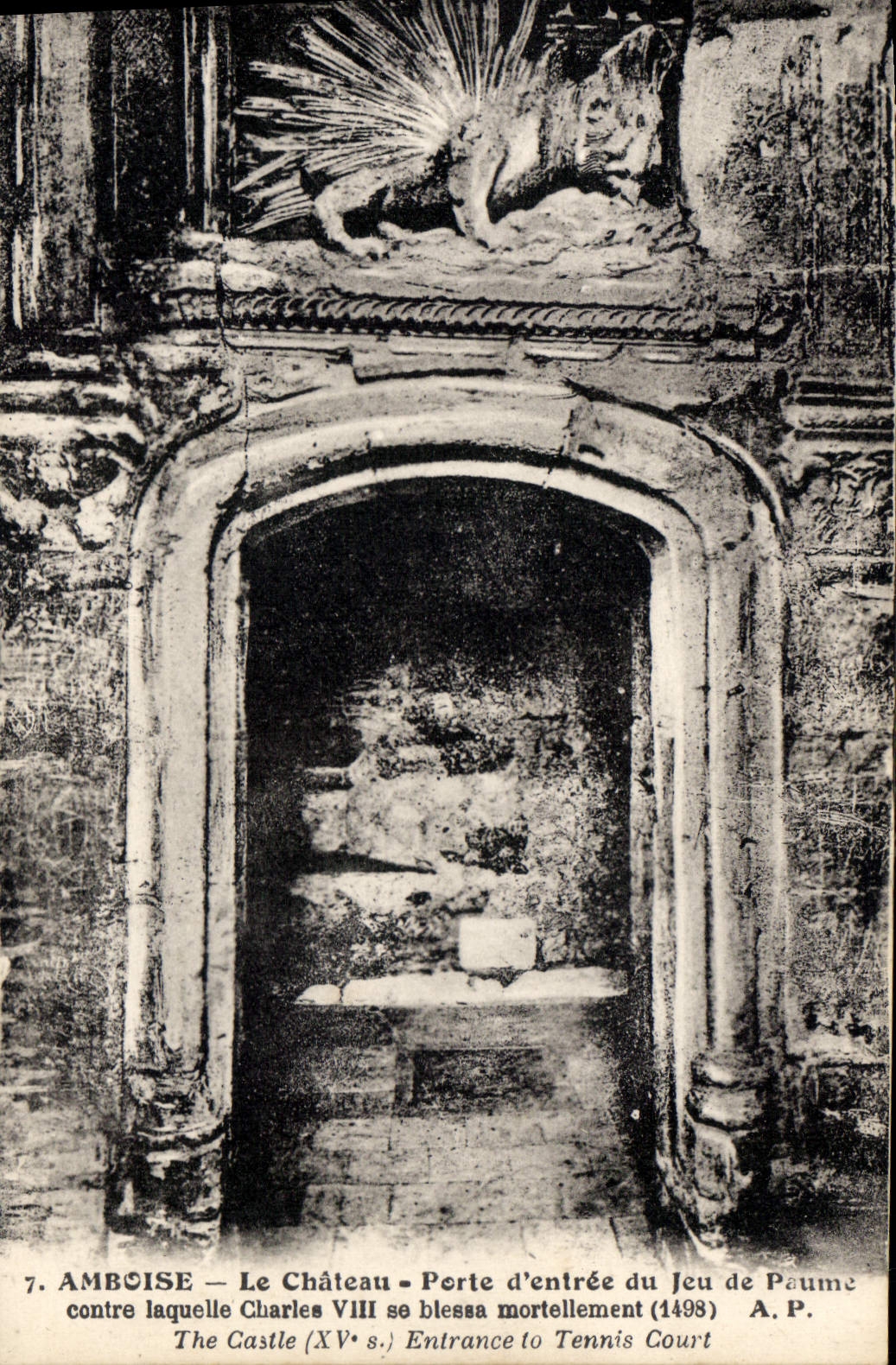 CPA Amboise Le Chateau Porte d'entree du Jeu de Paume 