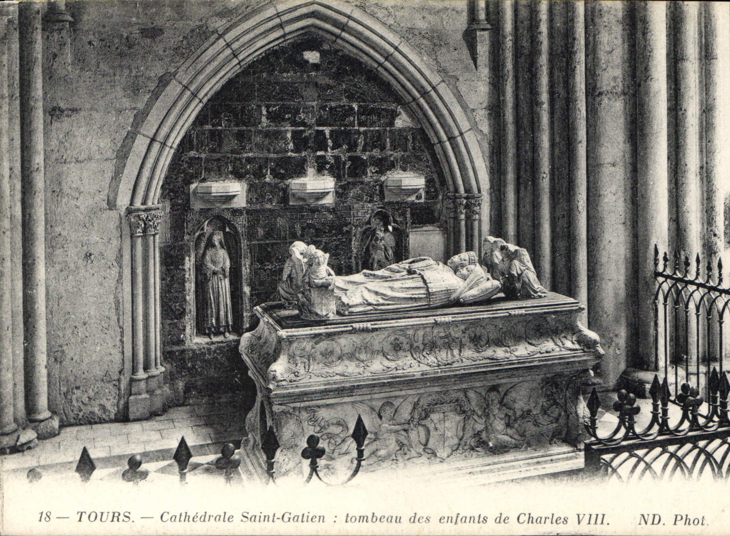 CPA Tours Cathedrale Saint Gatien tombeau des enfants de Charles VIII 