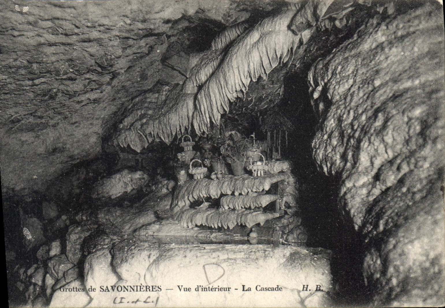 CPA Grottes de Savonnieres Vue d'interieur La Cascade 