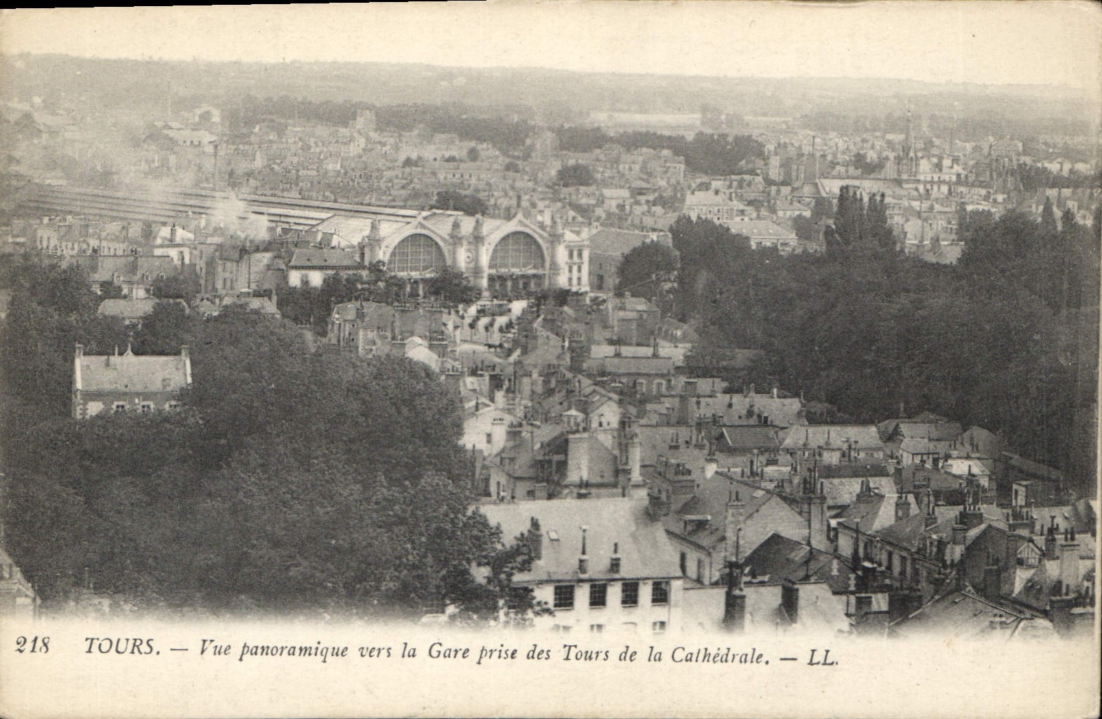 CPA Tours Vue panoramique vers la Gare prise des Tours de la Cathedrale 