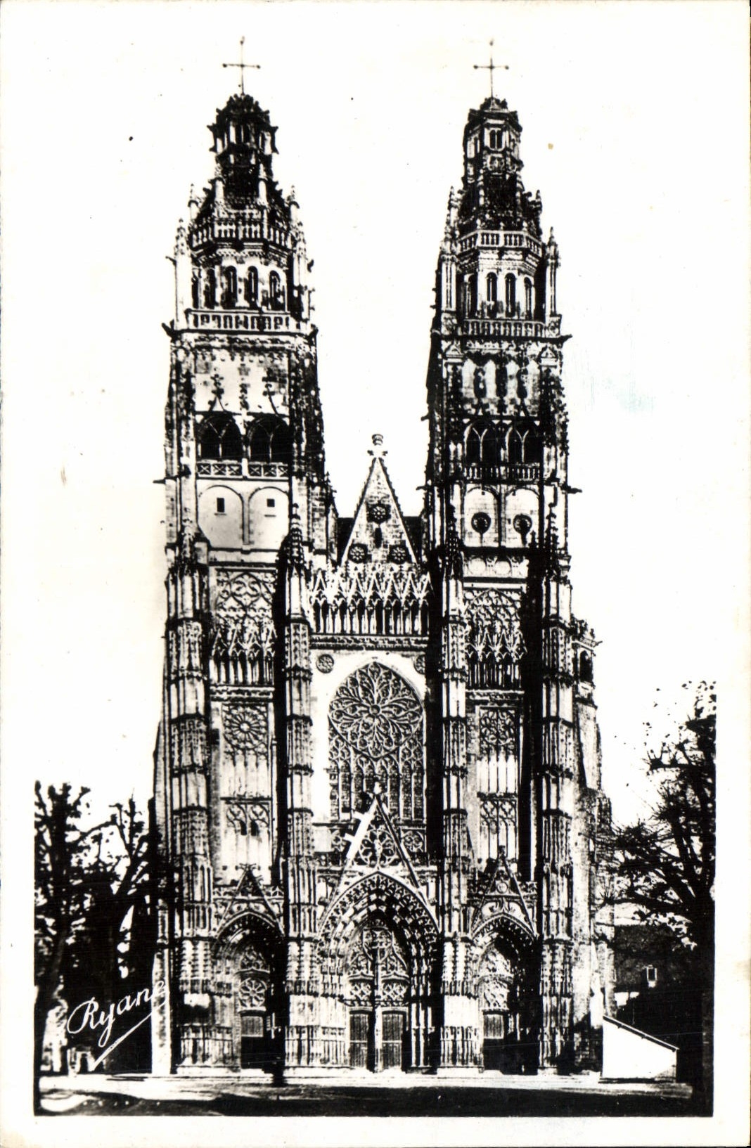 CPA Tours Cathedrale Saint Gatien dont la plus haute tour est de 70 m 