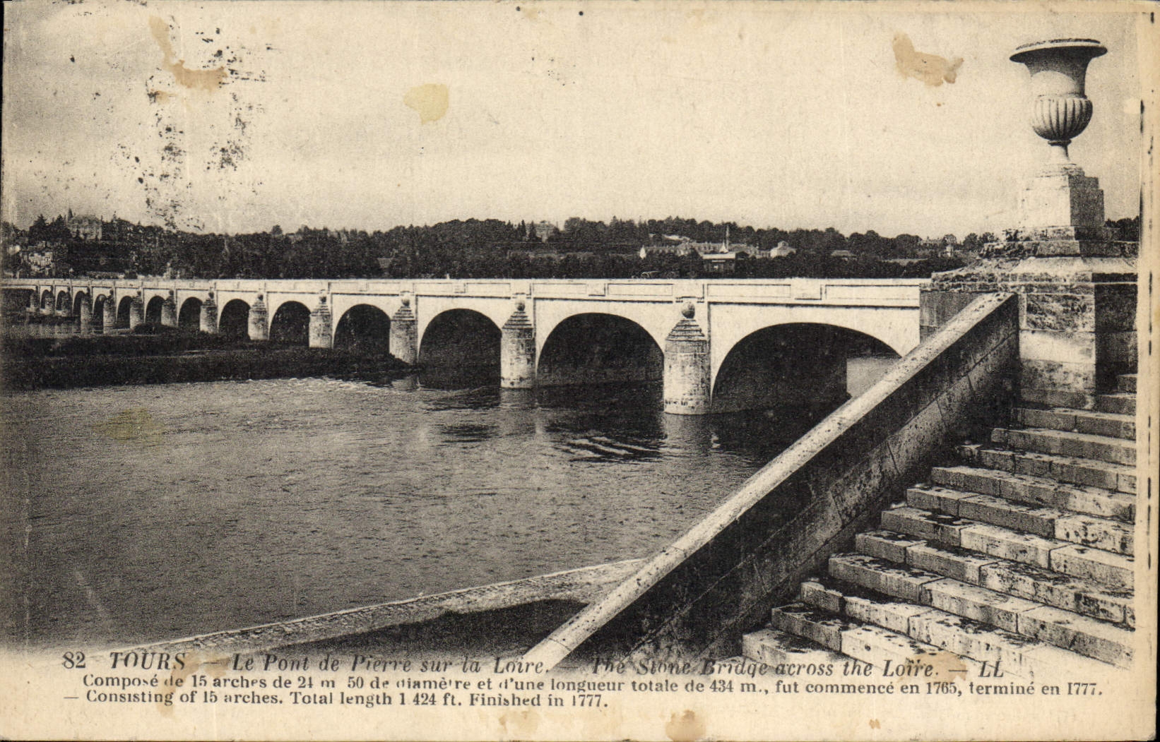 CPA Tours Le Pont de Pierre sur la Loire 