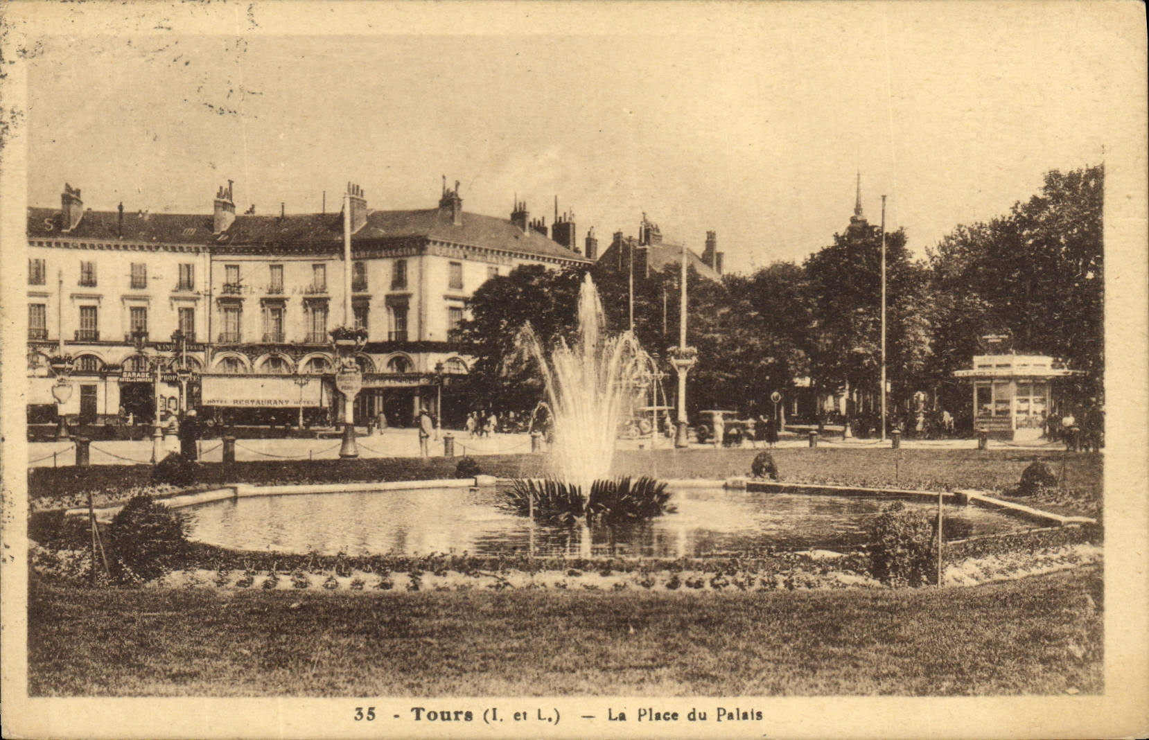 CPA Tours La Place du Palais 