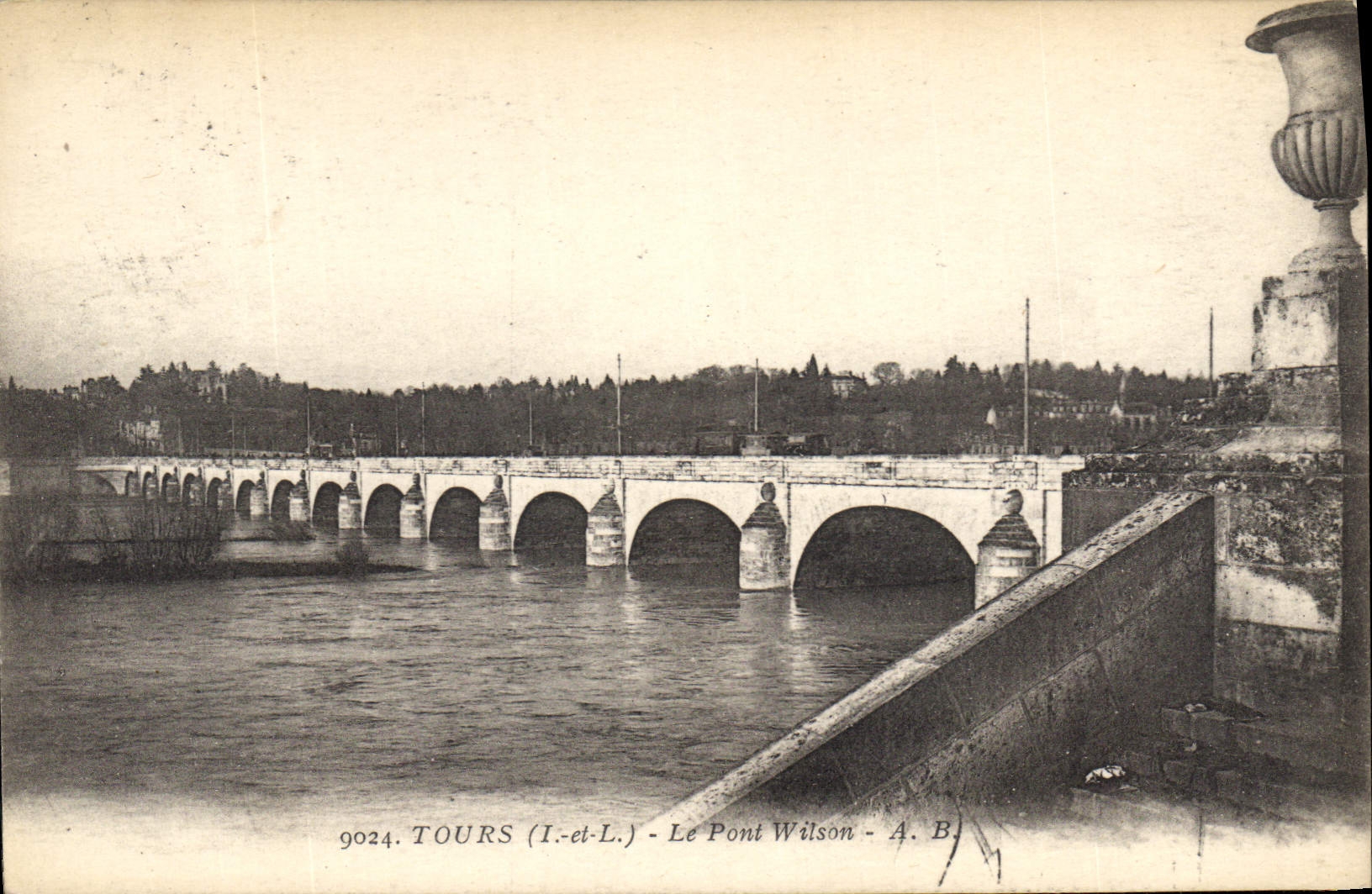 CPA Tours Le Pont Wilson 