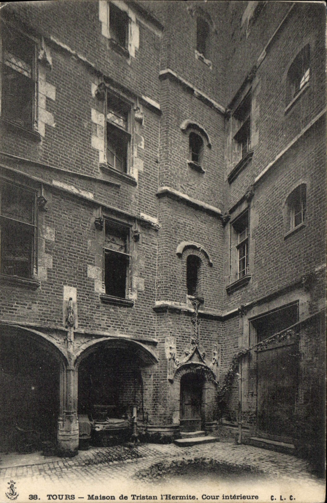 CPA Tours Maison de Tristan l'Hermite Cour interieure