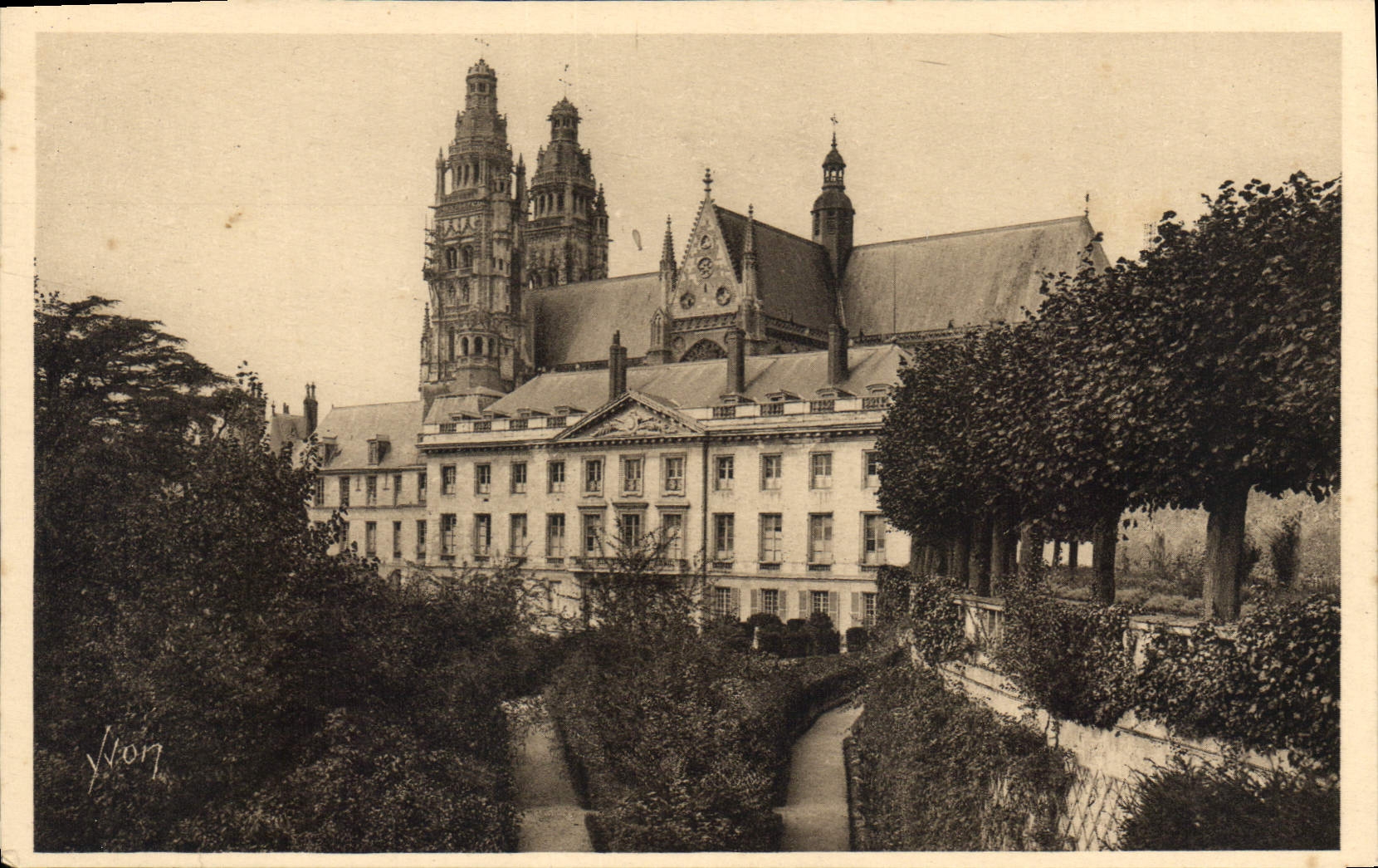 CPA Tours Indre et Loire Le Musee et la Cathedrale St Gatien