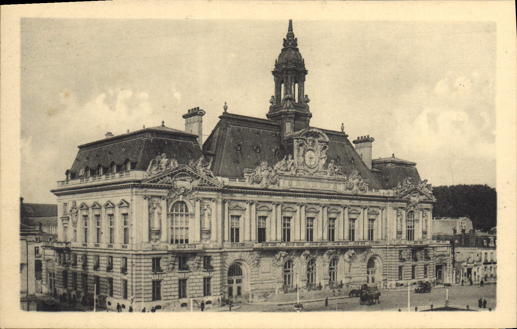 CPA Tours L'Hotel de Ville La Place cote Sud 