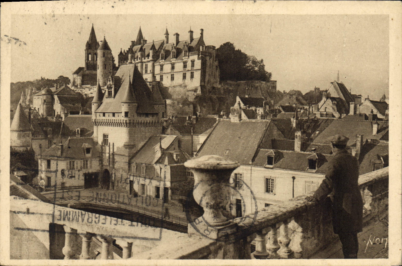 CPA Chateaux de la Loire Loches Indre et Loire Le Chateau Royal et la Porte des Cordeliers 