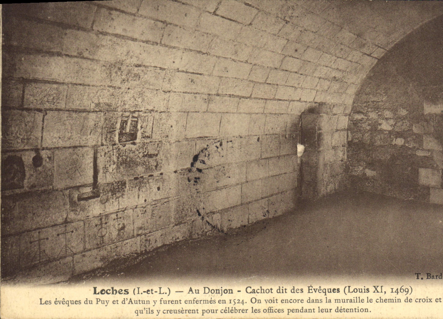 CPA Loches L et L Au Donjon Cachot dit des Eveques Louis XI 1469