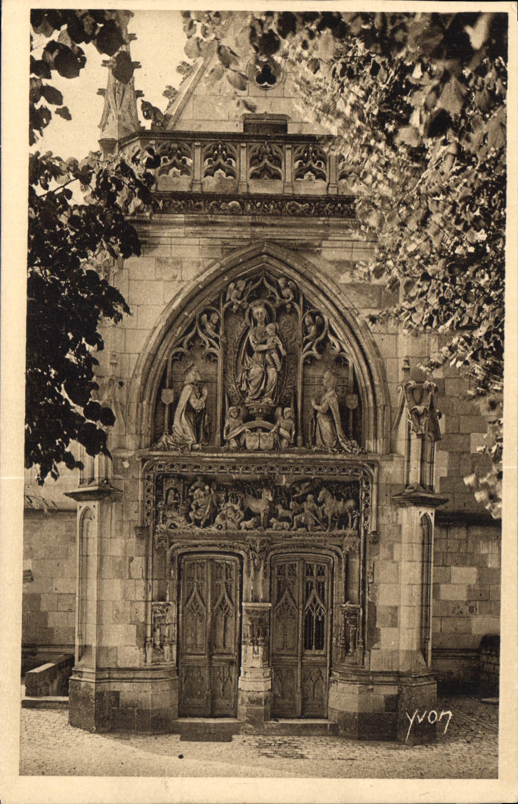 CPA Chateau d'Amboise Porte de la Chapelle St Hubert Construite par Charles VIII au XV siecle 