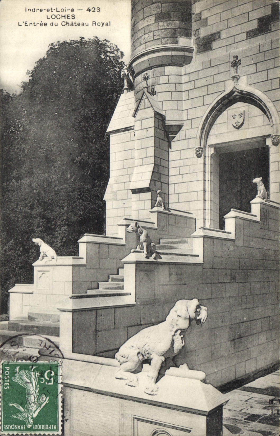 CPA Indre et Loire Loches L'Entree du Chateau Royal
