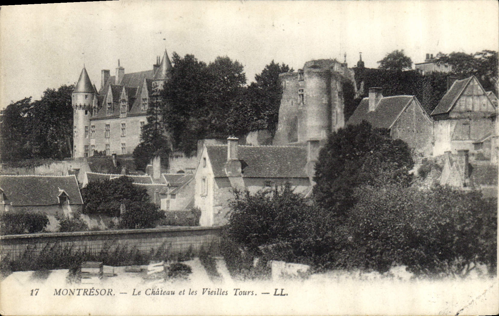 CPA Montresor Le Chateau et les Vieilles Tours