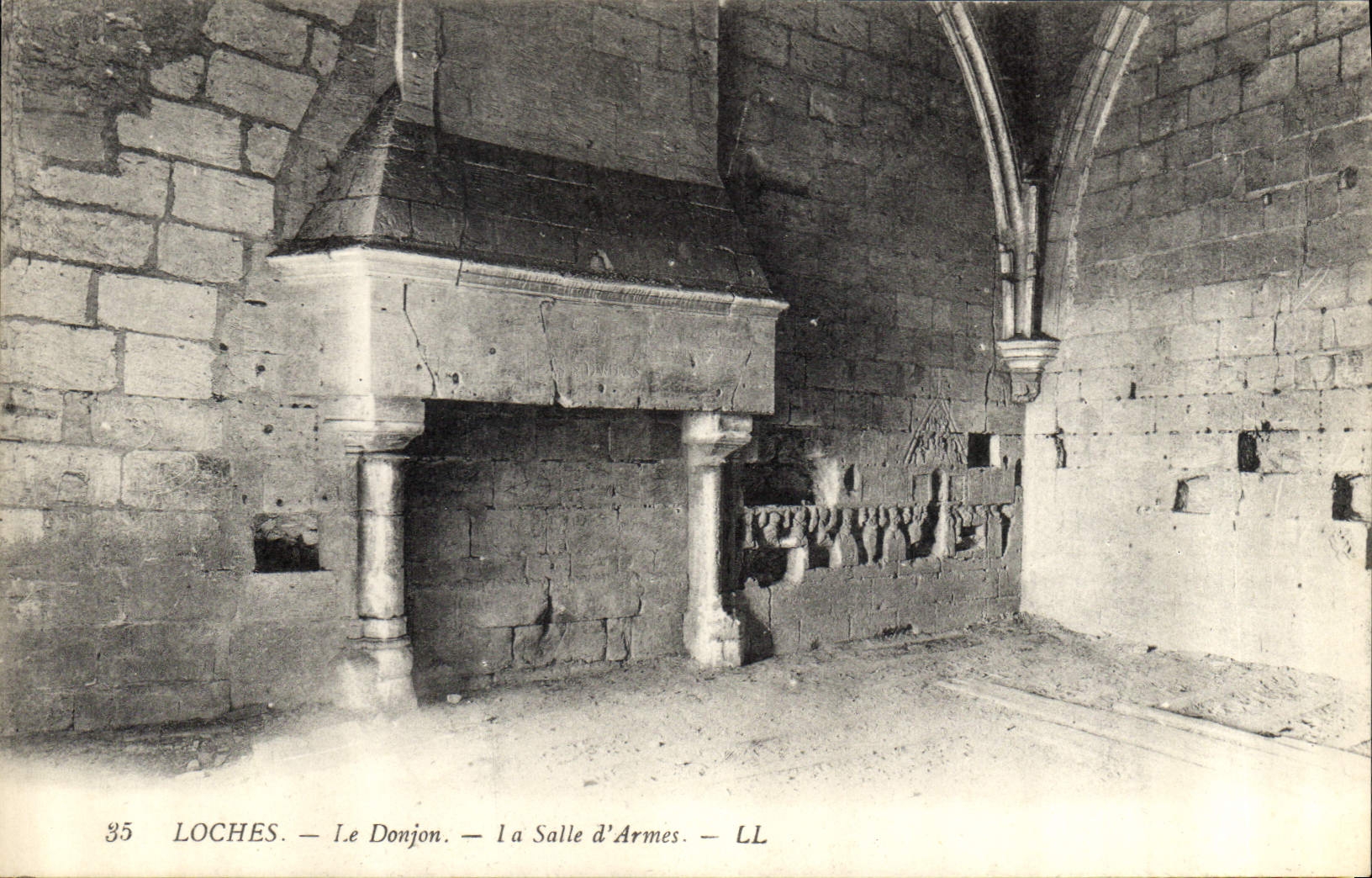 CPA Loches Le Donjon La Salle d'Armes 