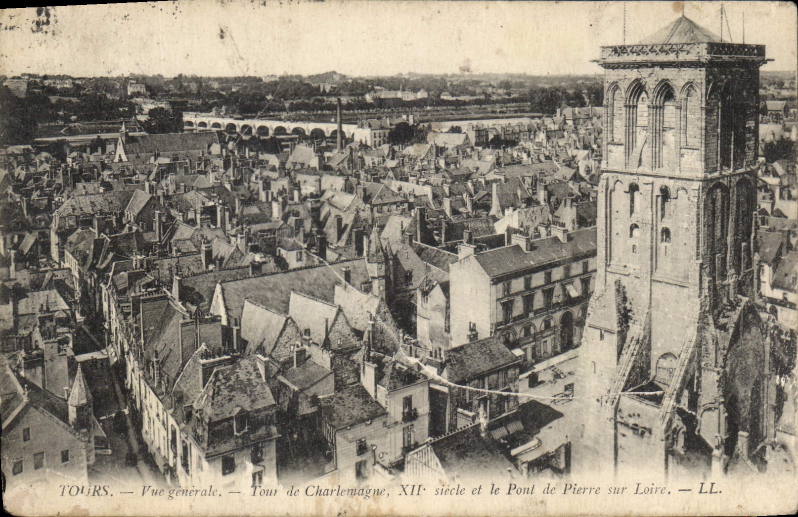 CPA Tours Vue generale Tour de Charlemagne XII siecle et le Pont de Pierre sur Loire 