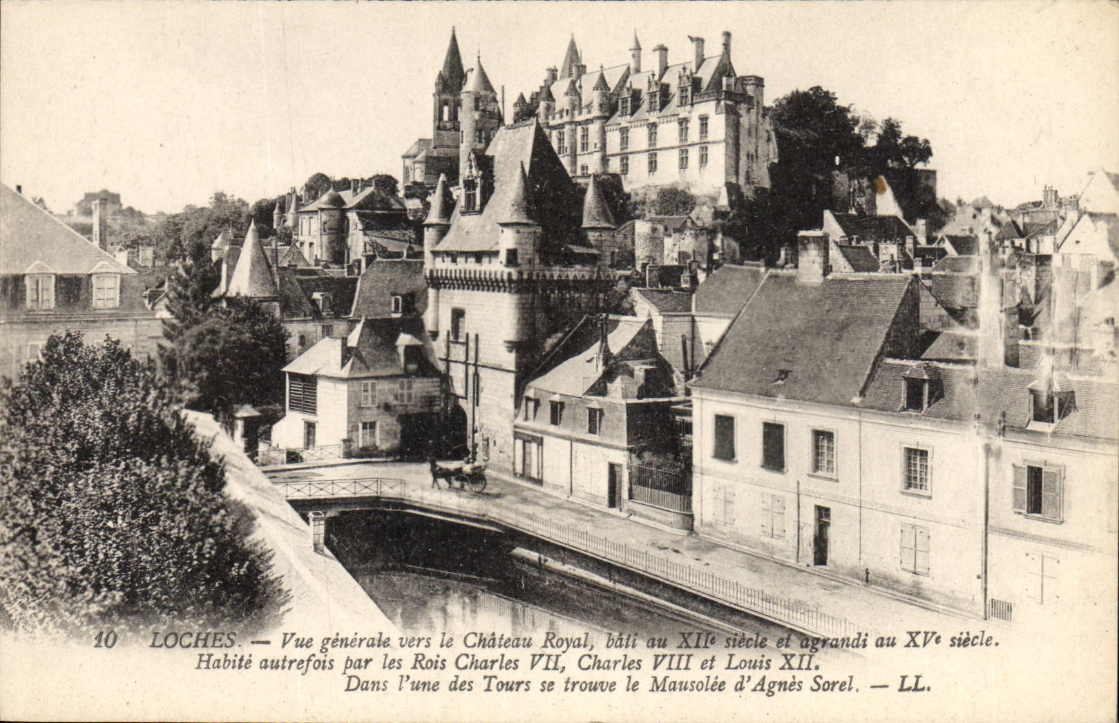 CPA Loches Vue generale vers le Chateau Royal Bati au XII siecle et agrandi au XV siecle