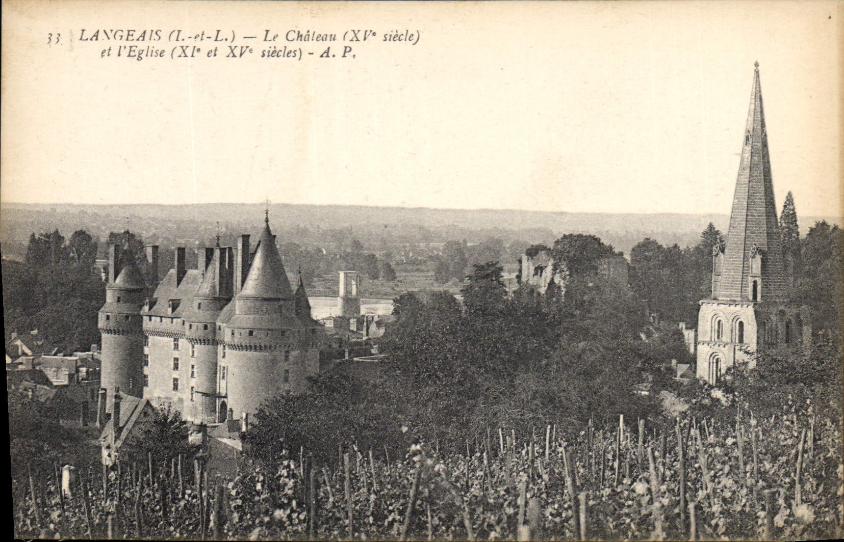 CPA Langeais L et L Le Chateau XV siecle et l'Eglise XI et XV siecles 
