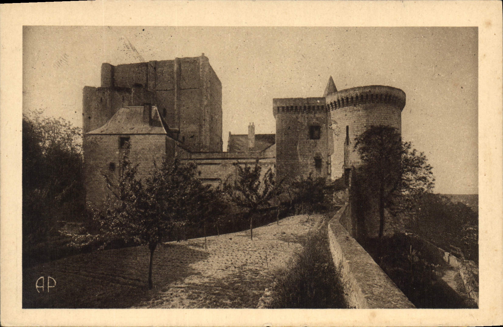 CPA Loches L et L Le Donjon L'Entree et la Cour Louis XI