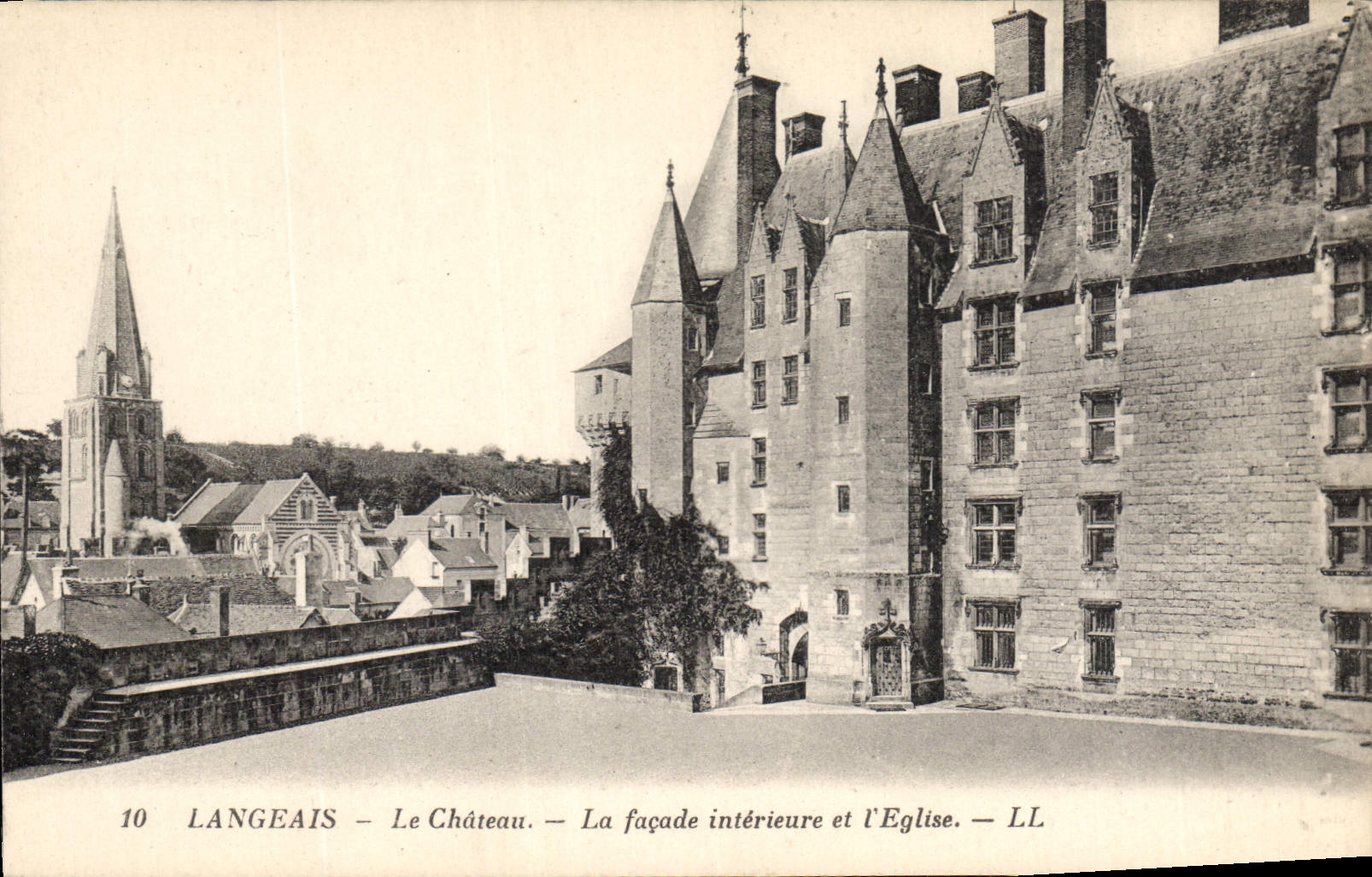 CPA Langeais Le Chateau La Facade interieure et l'Eglise 