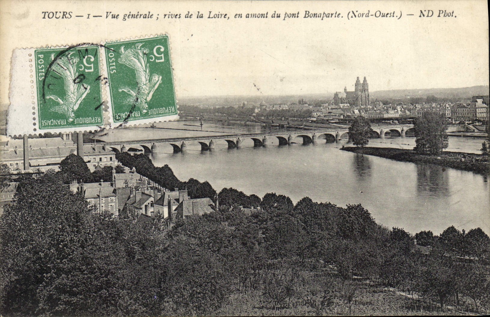 CPA Tours Vue generale rives de la Loire en amont du pont Bonaparte Nord Ouest