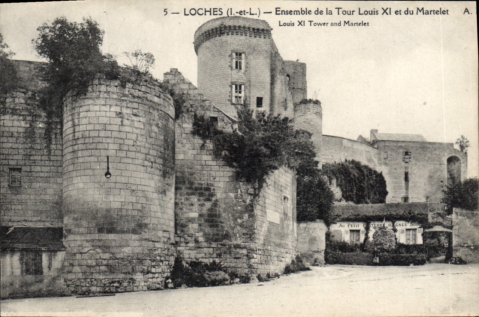 CPA Loches L et L Ensemble de la Tour Louis XI et du Martelet